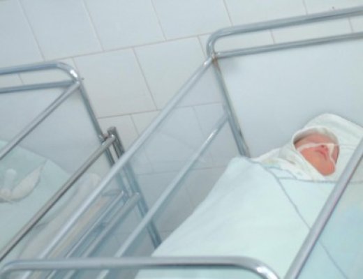 Copilul femeii care a ales moartea în locul avortului primeşte sprijin de la Consiliul Judeţean